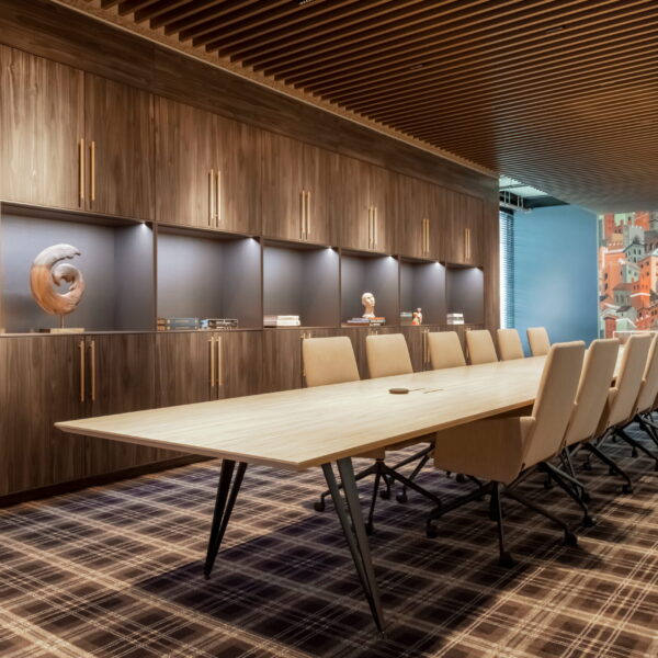 DecoLegno - Boardroom - S158 Okobo - PAW066 Hickory - Ege tapijt - Crassevig stoelen - behang Arte - HR