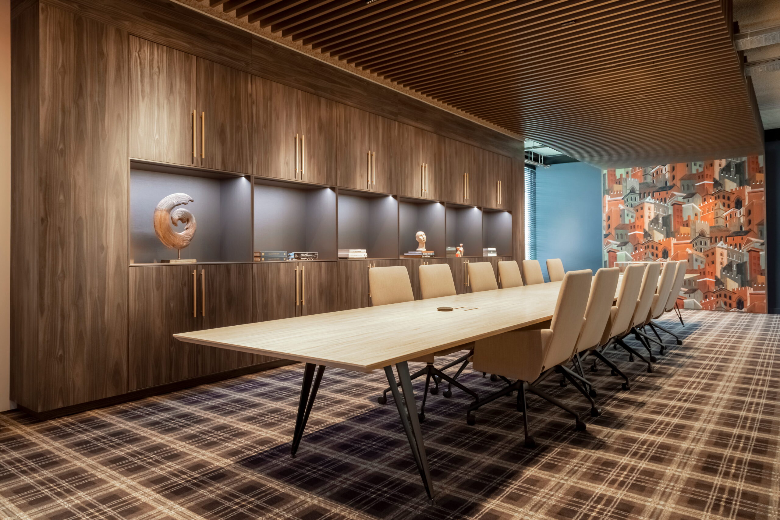DecoLegno - Boardroom - S158 Okobo - PAW066 Hickory - Ege tapijt - Crassevig stoelen - behang Arte - HR